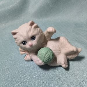 Homco Vintage White Cat and Yarn Collectible Figurine